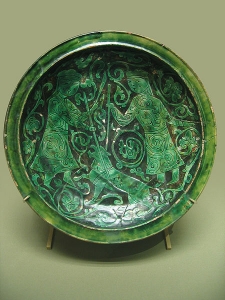 Green glazed plate depicting hunters, 12-13 centuries AD - source Louvre Museum